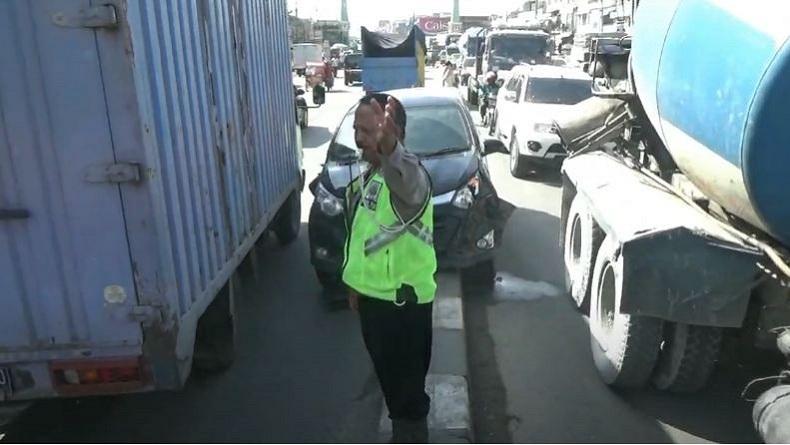 Gagal Menyalip, Minibus Tabrak 2 Motor dan Loncat ke Atas Pembatas Jalan di Medan