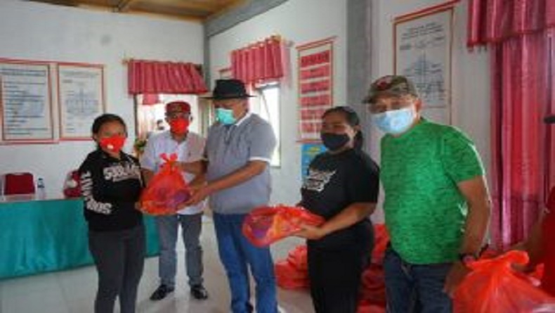 Gubernur Sulut Salurkan Bantuan Sembako untuk 187 Warga Korban Banjir Papakelan