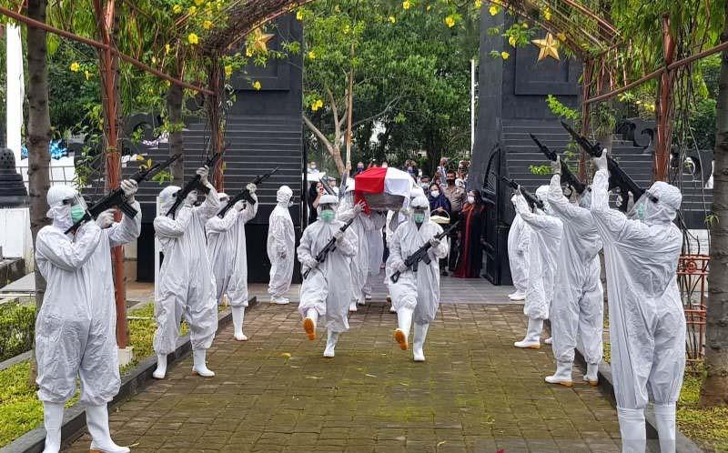 title Prof Muladi Dimakamkan dengan Upacara Kemiliteran di TMP Giri Tunggal Semarang Prof Muladi Dimakamkan dengan Upacara Kemiliteran di TMP Giri Tunggal Semarang