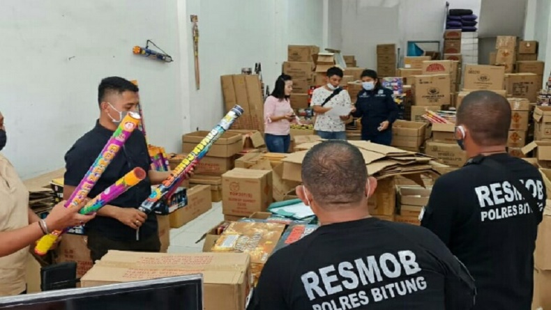 Polisi Razia Petasan dan Kembang Api dari 10 Penjual di Kota Bitung