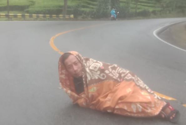 Jalur Puncak Cianjur Lengang, Warga Berswafoto dan Tiduran di Tengah Jalan