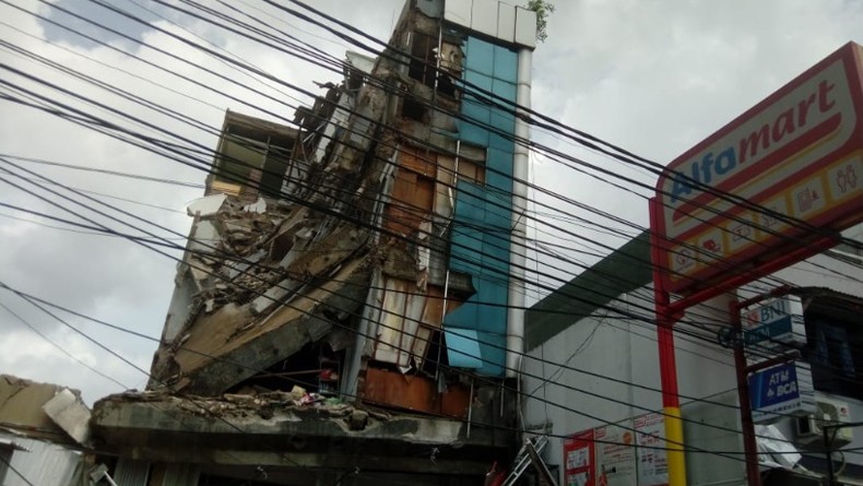 Polisi Periksa Pemilik Bangunan Roboh di Slipi, Inisial BB