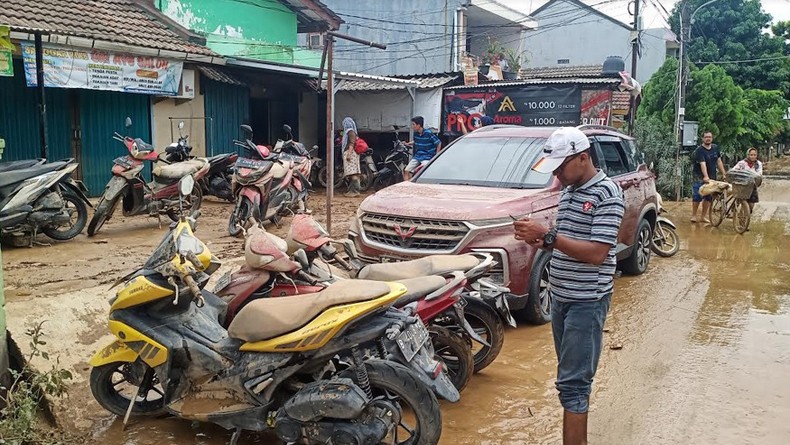 Warga Jatiasih Bekasi Ramai-Ramai Bersihkan Lumpur Tebal Sisa Banjir
