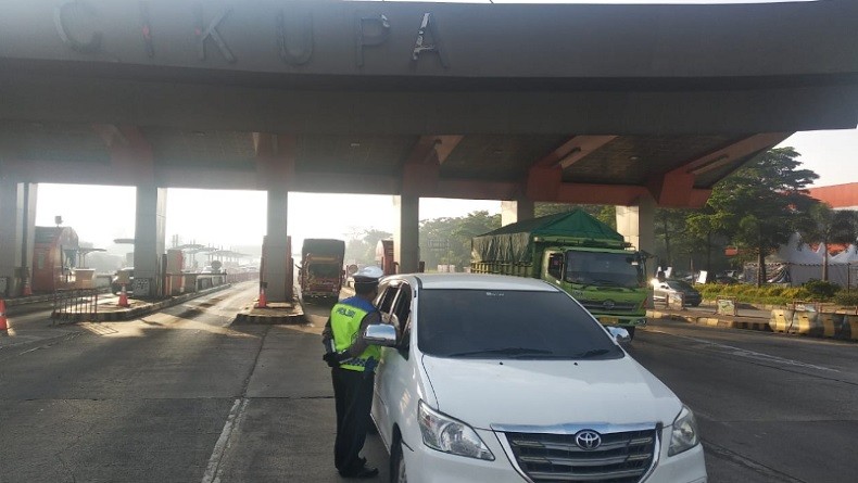 Larangan Mudik, Polisi Periksa Kendaraan yang Melintas di Gerbang Tol Cikarang Barat
