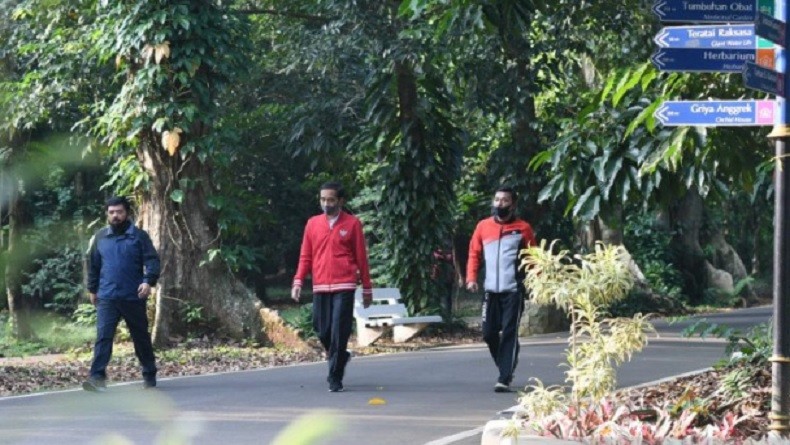 Momen Jokowi Olahraga Bersama Panglima TNI dan Kapolri di Istana Bogor
