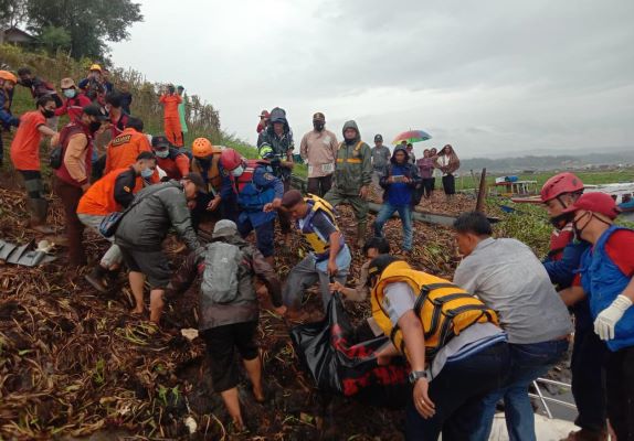 title 5 Orang Tewas, Ini Kronologi Perahu Tenggelam di Waduk Cirata Purwakarta 5 Orang Tewas, Ini Kronologi Perahu Tenggelam di Waduk Cirata Purwakarta