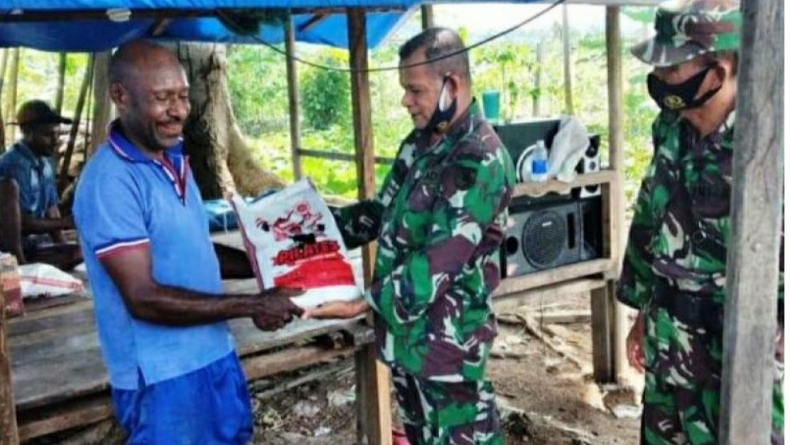 Berbagi Kasih Natal, TNI Kunjungi Keluarga Mantan Anggota TPN/OPM di Kota Jayapura