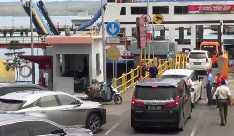 Pelabuhan Ketapang Dipadati Kendaraan Keluar-Masuk Bali Usai Tahun Baru