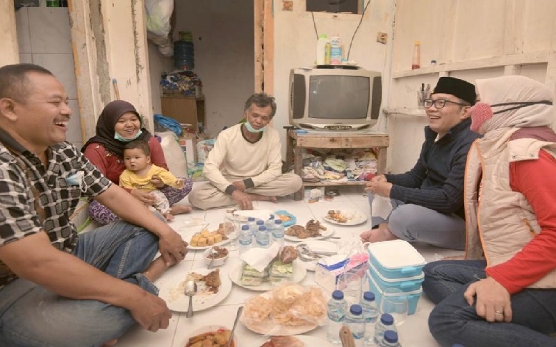 Malam Tahun Baru, Ridwan Kamil Beri Kejutan ke Pemulung yang Viral Bawa Bayi Sambil Naik Becak