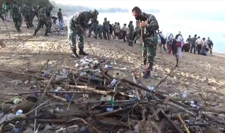 Tahun Baru, Sampah Berserakan di Pantai Kuta Dibersihkan TNI