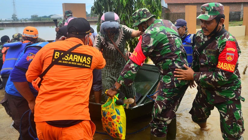 Penampakan Mobil Hanyut Diterjang Banjir akibat Tanggul Sungai Gelis Kudus Jebol - Bagian 3