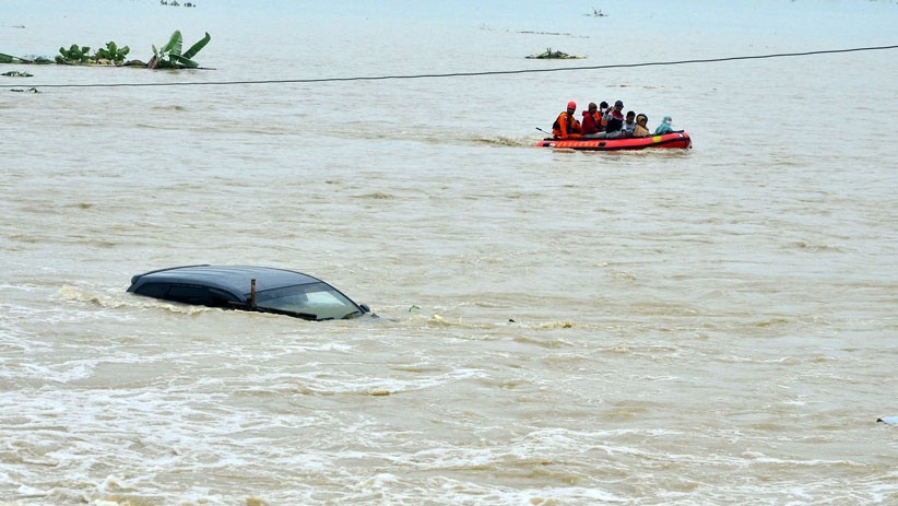Penampakan Mobil Hanyut Diterjang Banjir akibat Tanggul Sungai Gelis Kudus Jebol - Bagian 1
