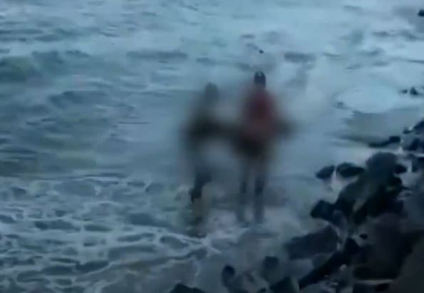 Video Wisatawan Terseret Ombak di Pantai Cibobos Serang, Banten