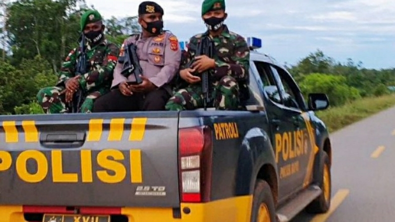 Jaga Perbatasan RI-PNG, Prajurit TNI Satgas Pamtas Yonif 125/Si’mbisa Patroli Bersama Polri dan Koramil