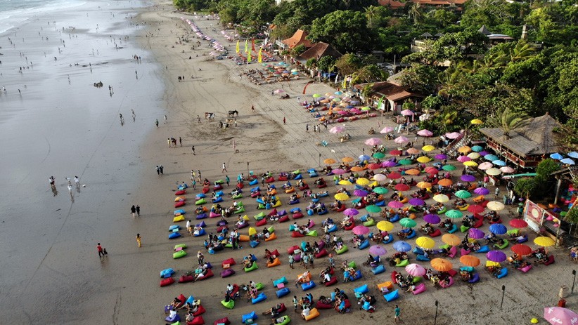 Suasana Liburan Tahun Baru di Pantai Double Six Seminyak Bali - Bagian 2