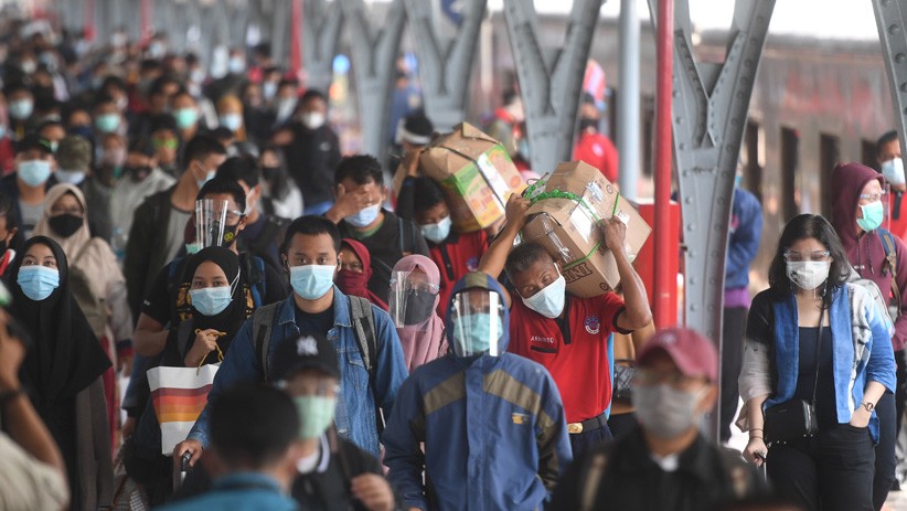 Arus Balik Libur Tahun Baru, Ribuan Penumpang Padati Stasiun Senen - Bagian 2