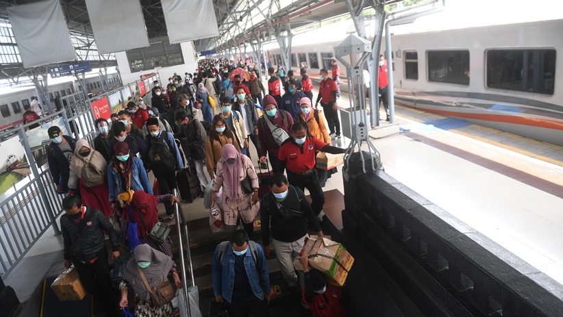 Arus Balik Libur Tahun Baru, Ribuan Penumpang Padati Stasiun Senen - Bagian 3