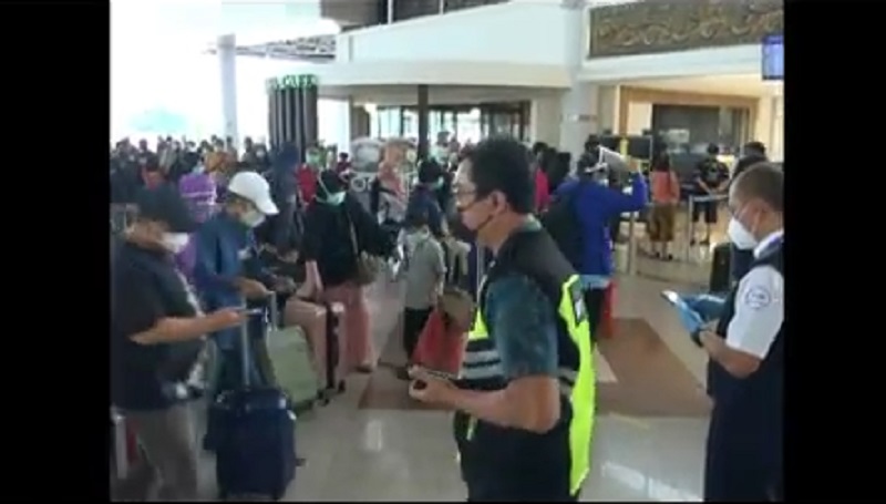 Arus Balik Natal dan Tahun Baru di Juanda Membludak, Penumpang Abaikan Protokol Kesehatan 