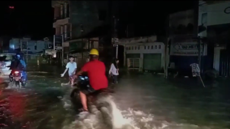 title Banjir Terjang Lokasi Bekas Banjir Bandang di Masamba Luwu Utara Banjir Terjang Lokasi Bekas Banjir Bandang di Masamba Luwu Utara