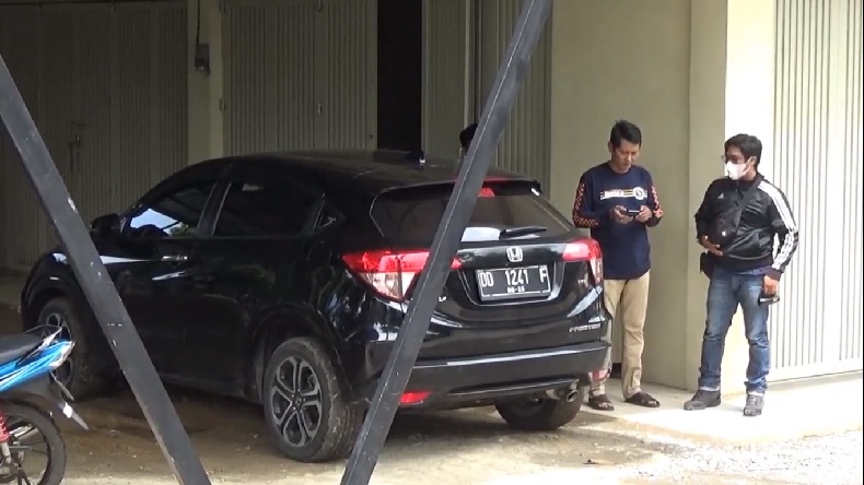title Pecahkan Kaca, Maling Bobol Mobil Polisi di Maros Pecahkan Kaca, Maling Bobol Mobil Polisi di Maros