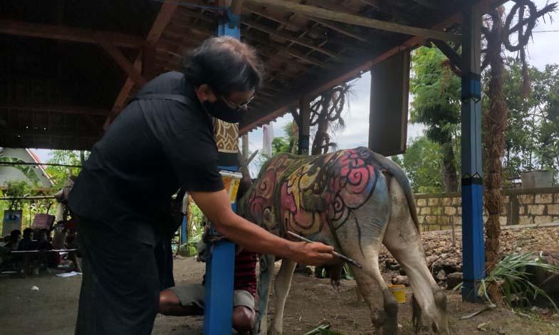 Unik, Seniman di Blora Melukis dengan Media Sapi