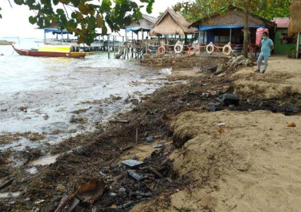 Pantai Nongsa Batam Tercemar Minyak Hitam Diduga dari Kapal Tanker