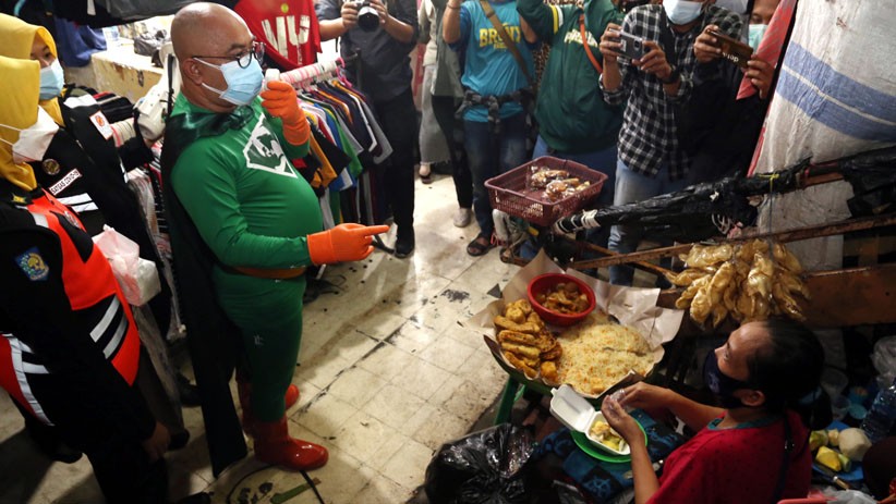 Aksi Camat Sawahan Pakai Kostum Superhero Sosialisasi Protokol Kesehatan - Bagian 4