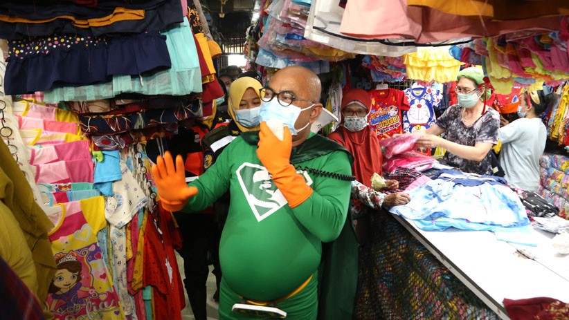 Aksi Camat Sawahan Pakai Kostum Superhero Sosialisasi Protokol Kesehatan - Bagian 1