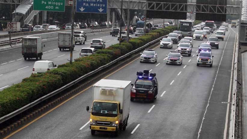 Proses Distribusi Vaksin Covid-19 Dikawal Kendaraan Lapis Baja - Bagian 2