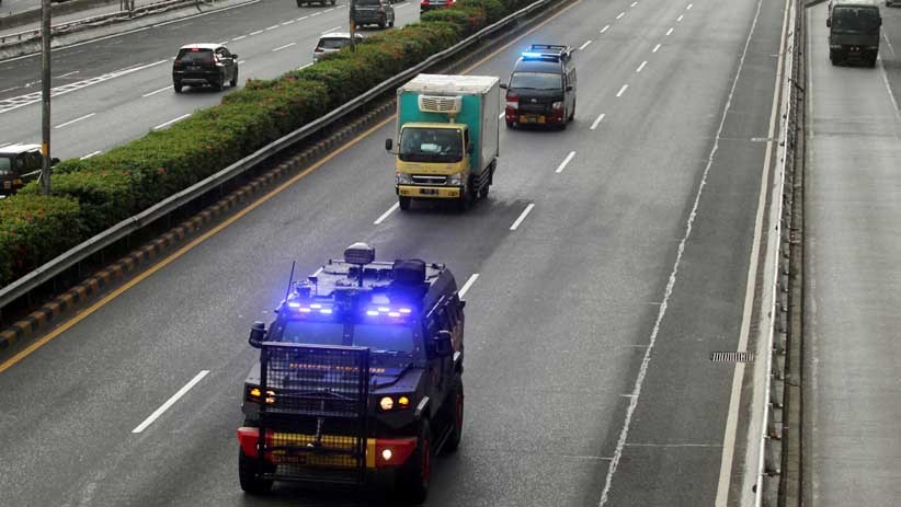 Proses Distribusi Vaksin Covid-19 Dikawal Kendaraan Lapis Baja - Bagian 1