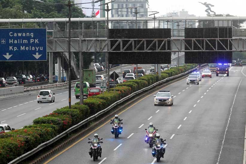 Proses Distribusi Vaksin Covid-19 Dikawal Kendaraan Lapis Baja - Bagian 4