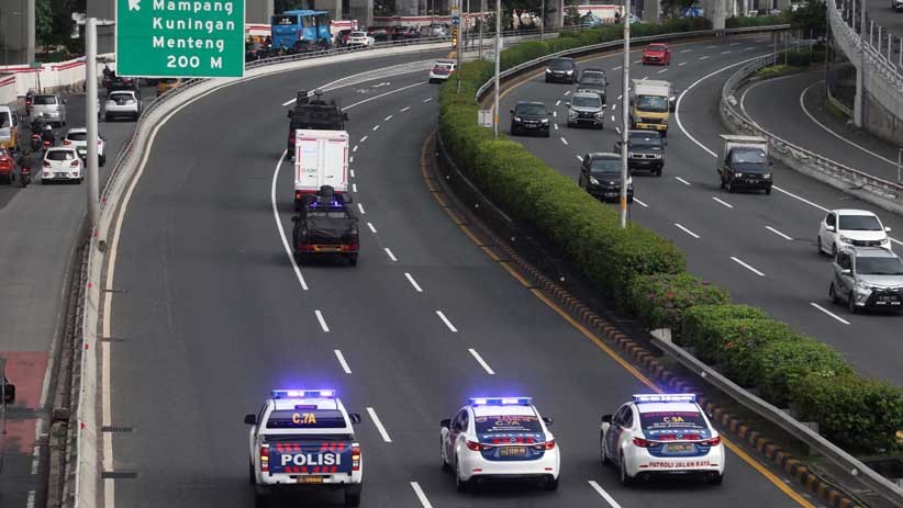 Proses Distribusi Vaksin Covid-19 Dikawal Kendaraan Lapis Baja - Bagian 5