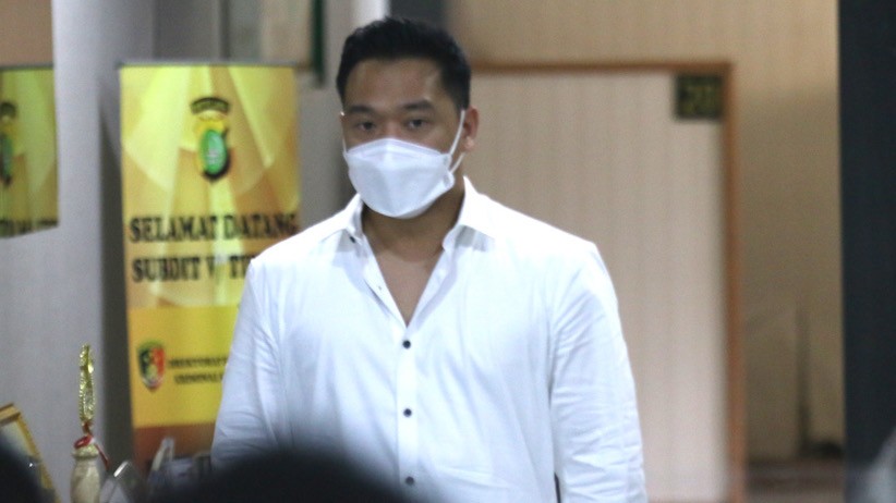 Pakai Kemeja Putih, Michael Yukinobu Diperiksa sebagai Tersangka Kasus Video Syur Gisel - Bagian 1