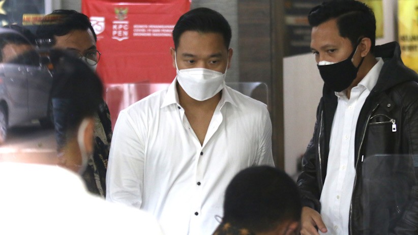 Pakai Kemeja Putih, Michael Yukinobu Diperiksa sebagai Tersangka Kasus Video Syur Gisel - Bagian 3