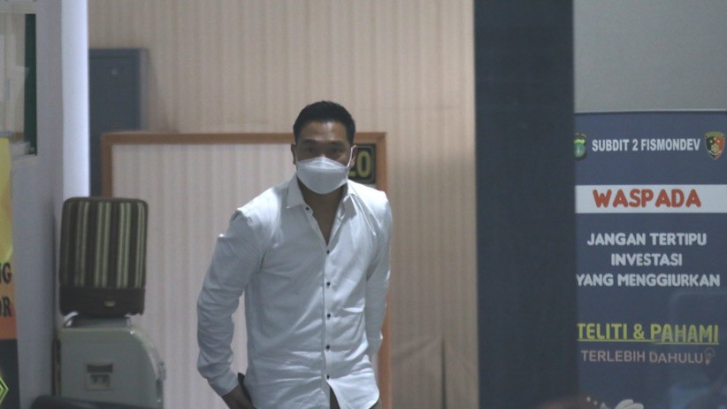 Pakai Kemeja Putih, Michael Yukinobu Diperiksa sebagai Tersangka Kasus Video Syur Gisel - Bagian 2