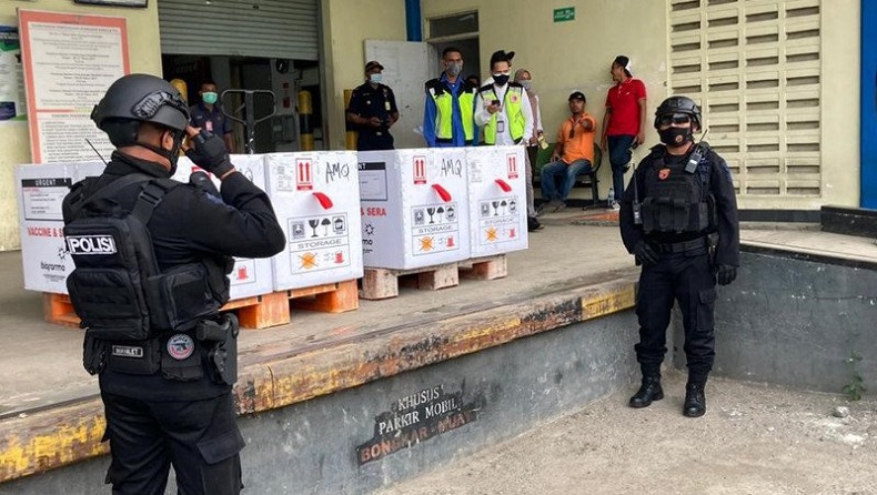 Belasan Ribu Vial Vaksin Covid Tiba di Ambon, Dikawal Ketat Aparat Brimob Polda Maluku