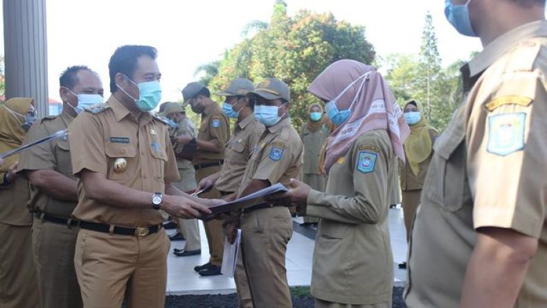 149 ASN Bangka Tengah Terima Tanda Kehormatan Satyalancana Karya Satya