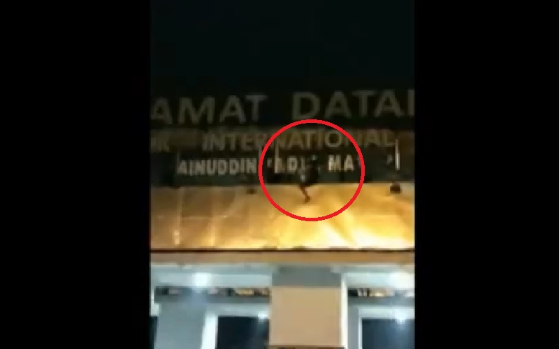 Papan Nama Bandara Zainuddin Abdul Madjid Dirusak, Warga Minta Polisi Tangkap Pelaku