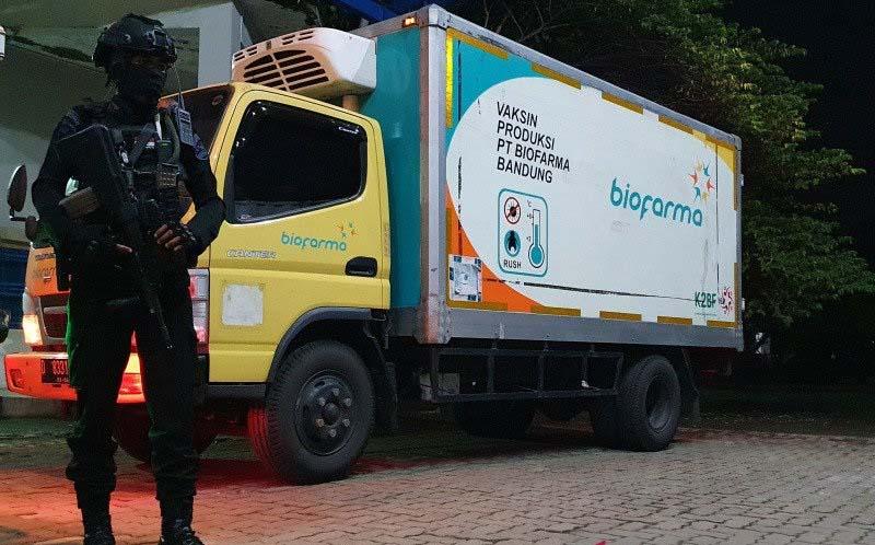 Dikawal Brimob Bersenjata Lengkap, 62.560 Vaksin Covid-19 Sinovac Tiba di Semarang