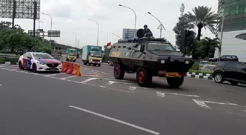 Vaksin Covid-19 Tiba di Surabaya dengan Pengawalan Ketat Polisi