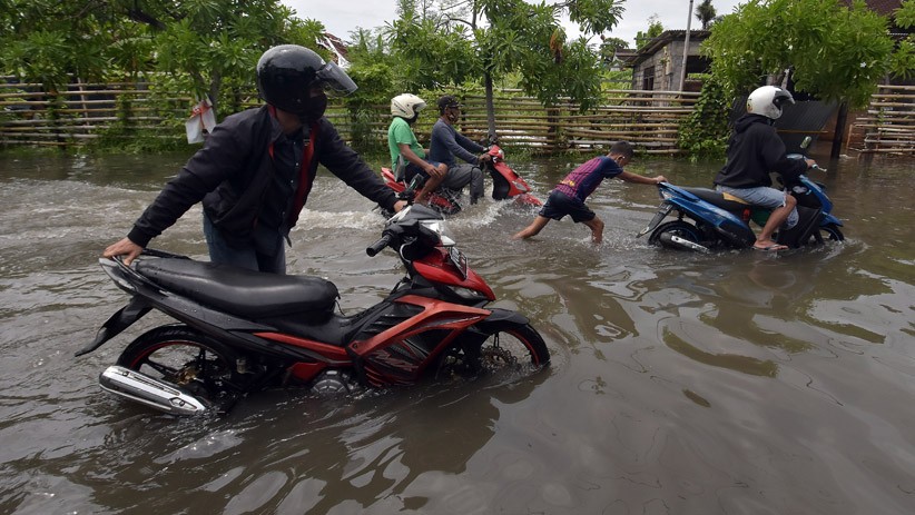Curah Hujan Tinggi Guyur Wilayah Bali, Jalanan Denpasar Terendam Banjir - Bagian 1