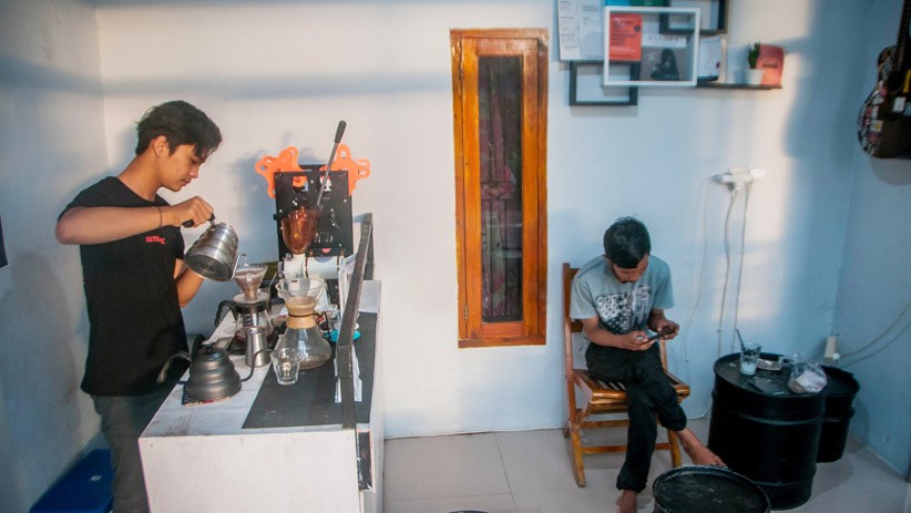 Pria Ini Bisnis Kedai Kopi dari BLT, Omzet Rp2,5 Juta Sebulan   - Bagian 1