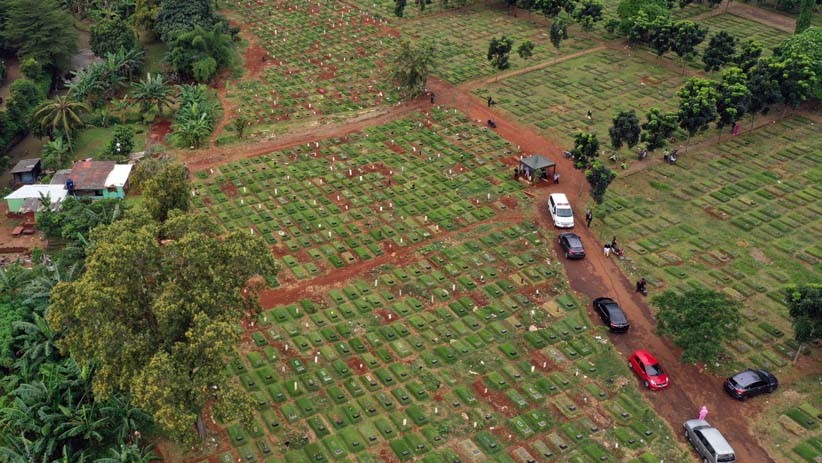 Penampakan dari Udara Pemakaman Covid-19 di TPU Pondok Ranggon Penuh - Bagian 1