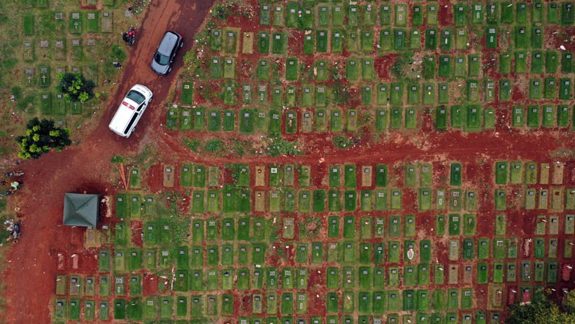 Penampakan dari Udara Pemakaman Covid-19 di TPU Pondok Ranggon Penuh - Bagian 3