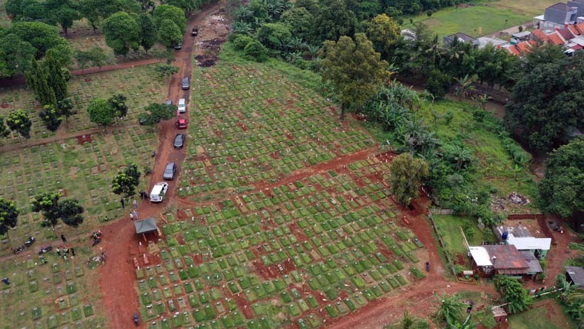Penampakan dari Udara Pemakaman Covid-19 di TPU Pondok Ranggon Penuh - Bagian 4