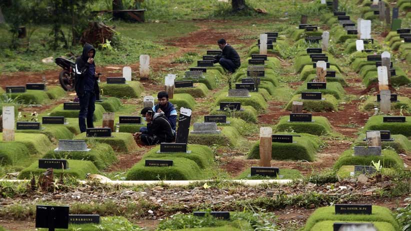 Penampakan dari Udara Pemakaman Covid-19 di TPU Pondok Ranggon Penuh - Bagian 5