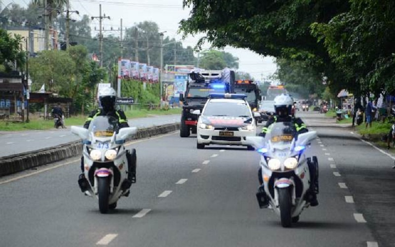 Ratusan Personel Polda Kalsel Kawal Kedatangan Vaksin Covid-19