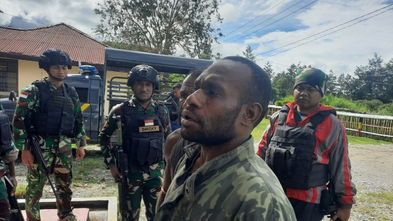title TNI Tangkap Begal Trans Papua, Pelaku Beraksi di Jalan Jayapura-Wamena TNI Tangkap Begal Trans Papua, Pelaku Beraksi di Jalan Jayapura-Wamena