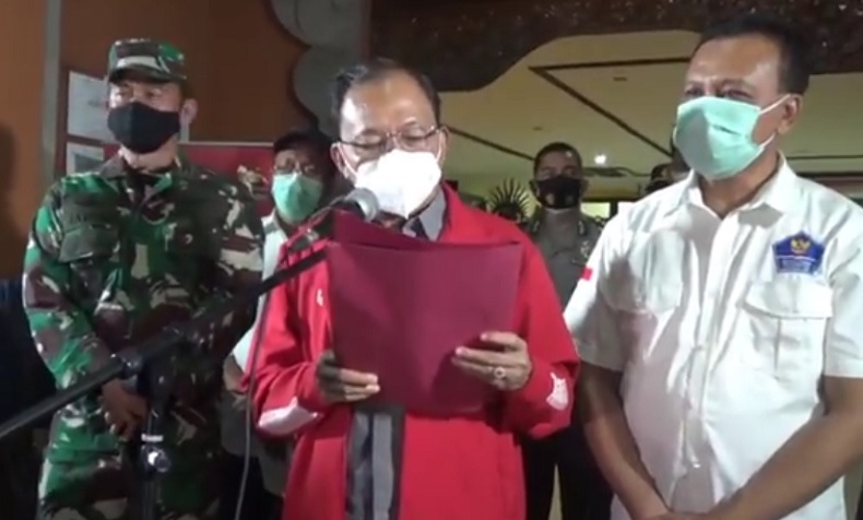 Vaksin Covid-19 Tiba di Bali Tengah Malam, Wayan Koster Ikut Menyambut