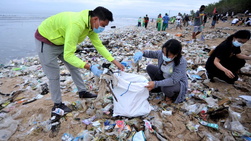 Aksi Bule dan Warga Lokal Bersihkan Sampah Pantai Kuta - Bagian 2